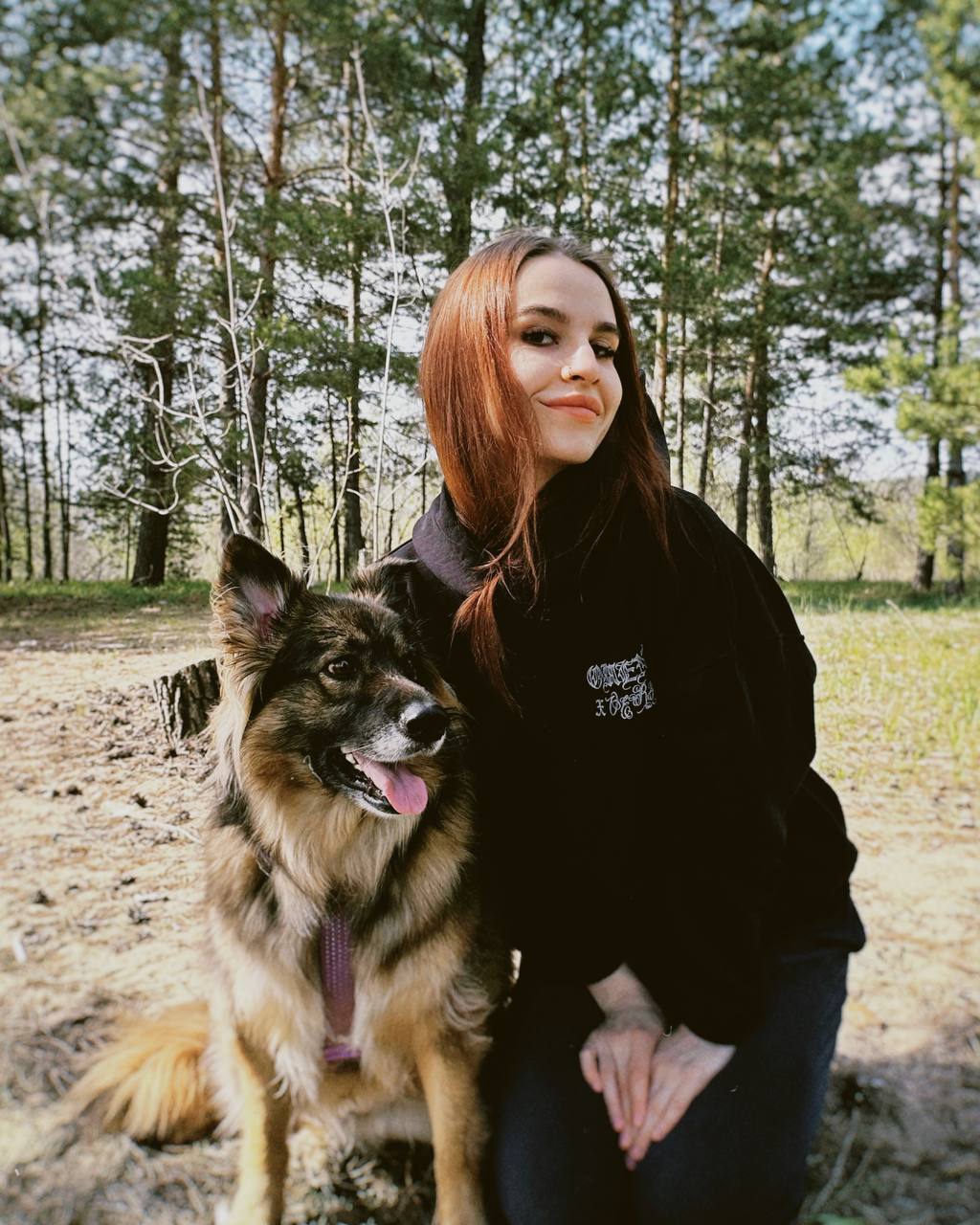 Алиса с собакой в лесу